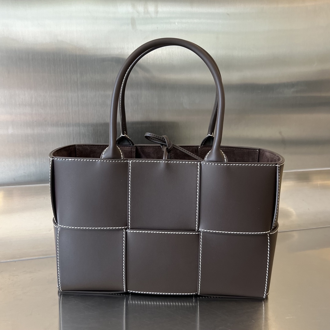 Small Arco Intreccio Leather Tote Bag Fondant